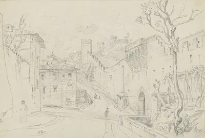 Blick auf eine breite, einen Hang hinaufführende Straße in Italien, links von Häusern, rechts von der Stadtmauer begrenzt…