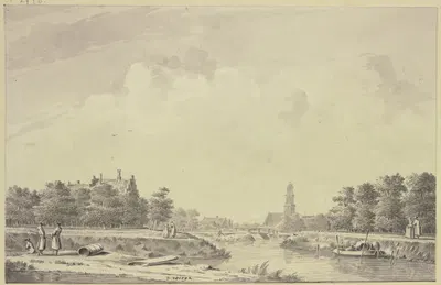 Kanalansicht, im Hintergrunde eine Stadt mit Turm und Brücke, links bei einer Tonne zwei stehende Herren und ein sitzender…