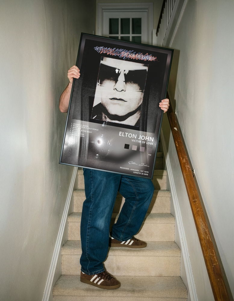 Музыкальный постер: Elton John — Victim of Love